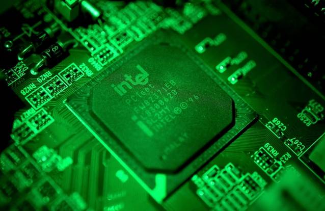 Trump amenaza con imponer aranceles y limitar chips a países que no quiten tasas digitales