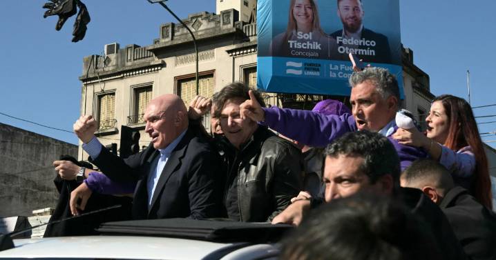 Milei, evacuado de un acto electoral porque los manifestantes opositores le lanzaron piedras