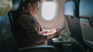 La curiosa razón por la que se debe guardar la bandeja durante el despegue y el aterrizaje de un avión