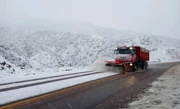 La Ruta 7 quedó completamente cortada por intensas lluvias y nieve en Mendoza