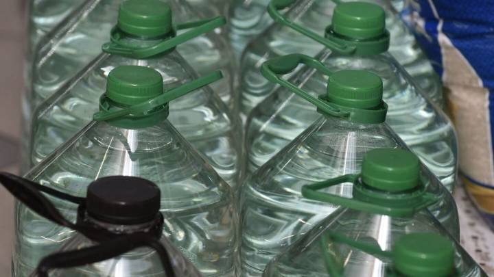 No tires los bidones de agua vacíos: mirá cómo te sirven para organizar tus verduras de forma rápida y sin gastar plata
