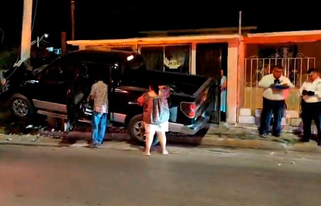 Ebrio derriba poste con su vehículo y causa apagón en colonia Guillén