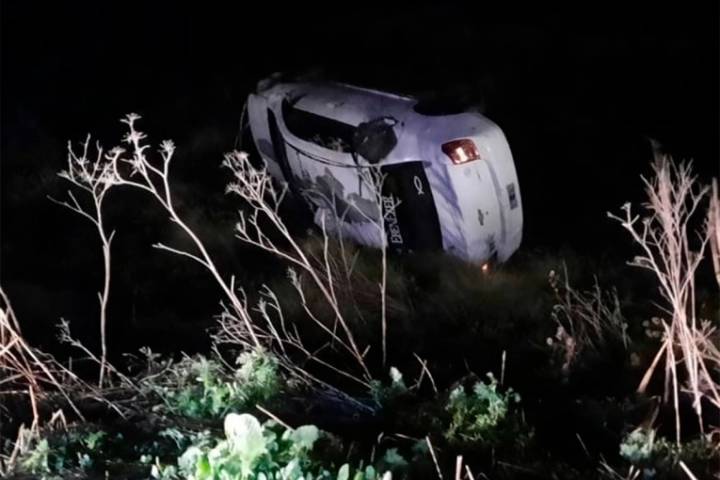 Por un espejo de agua, un automóvil despistó y volcó en Ruta 11