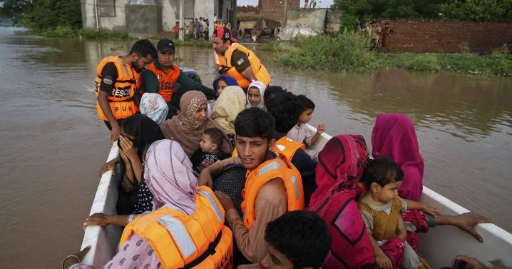 Floods affect 1.2 million, displace nearly 250,000 in eastern Pakistan
