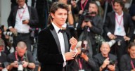 Quién es el joven príncipe que sorprendió en la alfombra roja del Festival de Venecia 2025