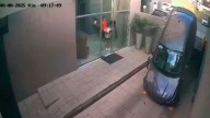 Cayó con su auto al vacío al salir de un estacionamiento y el video se volvió viral