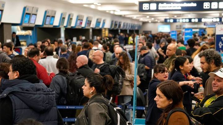 Paro de controladores aéreos: Aerolíneas denunció que el gremio impidió la salida de vuelos que tenían autorización