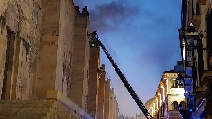 Una nube y llamas en el entorno de la Mezquita-Catedral pone a Córdoba en alerta