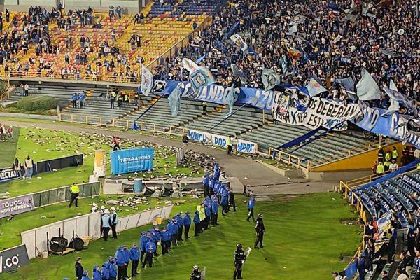 Lluvia de zapatos interrumpe por unos minutos el partido de Millonarios y Unión Magdalena