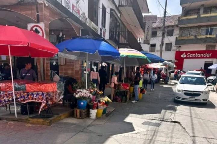 Zacualtipán: Vecinos se quejan de invasión de la vía pública por puestos comerciales
