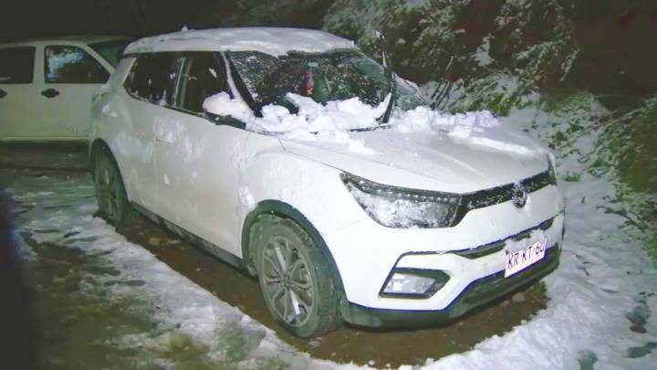 Ruta cerrada y autos abandonados: Lo que ha dejado las nevadas en el camino Farellones