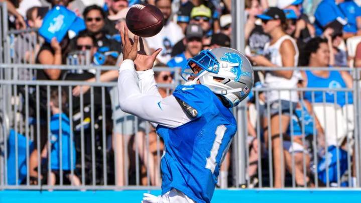 A full minute of Amon-Ra St. Brown cooking defenders at Lions