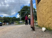 Vecinos de Los Cortijos exigen supervisión de postes