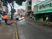 Reportan caída de un poste en plena avenida Bicentenario de Maturín