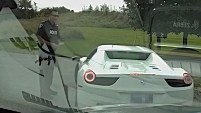 El dramático ruego de un conductor de Ferrari para que la policía no se lleve su auto: "¡Es mi fiesta de cumpleaños!"