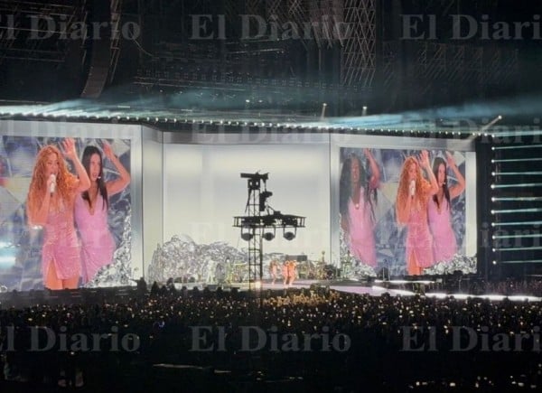 Arrasa Shakira con sus outfits