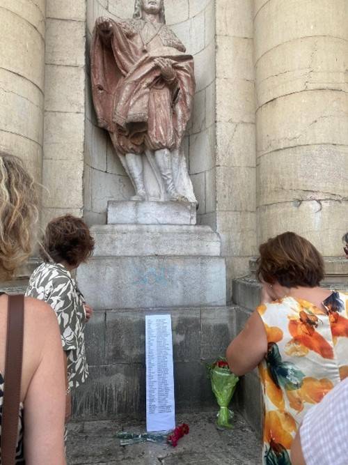 Familiares de víctimas del franquismo de Santa Fe se reúnen en la Plaza de España para reivindicar su memoria