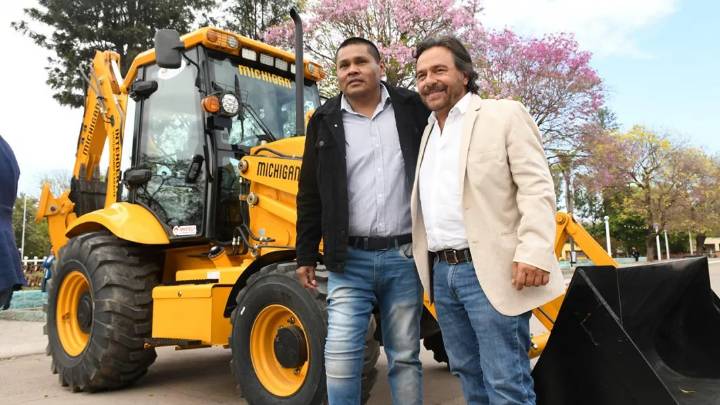 En Urundel, el gobernador Sáenz entregó una retropala e instrumentos musicales