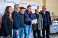 Mussi y Larroque entregaron más de 140 escrituras gratuitas y muebles para más de 660 escuelas de Berazategui