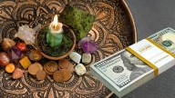 Qué colores de velas prender para atraer dinero y prosperidad