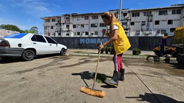 Comerciantes apoyan trabajos de saneamiento en el mercado Los Bloques