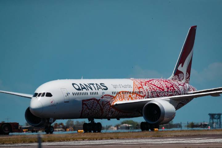 Qantas eleva su beneficio un 28 % hasta 976 millones de euros por la demanda de viajes
