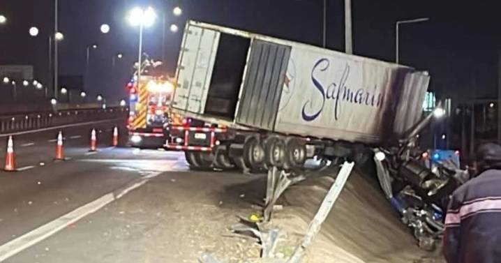 Chofer de camión falleció tras accidente de tránsito en la Ruta 5 Norte: reventó uno de sus neumáticos y cabina se incendió