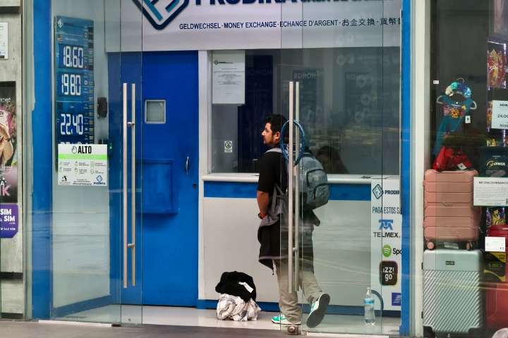 Peso retrocede y cotiza a 18.67 por dólar; la BMV también baja