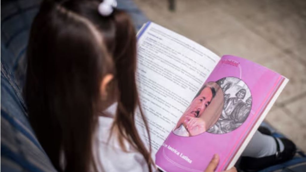 Cómo el sandinismo adoctrina en las escuelas: el “visionario” Daniel Ortega y la “heroína” Rosario Murillo