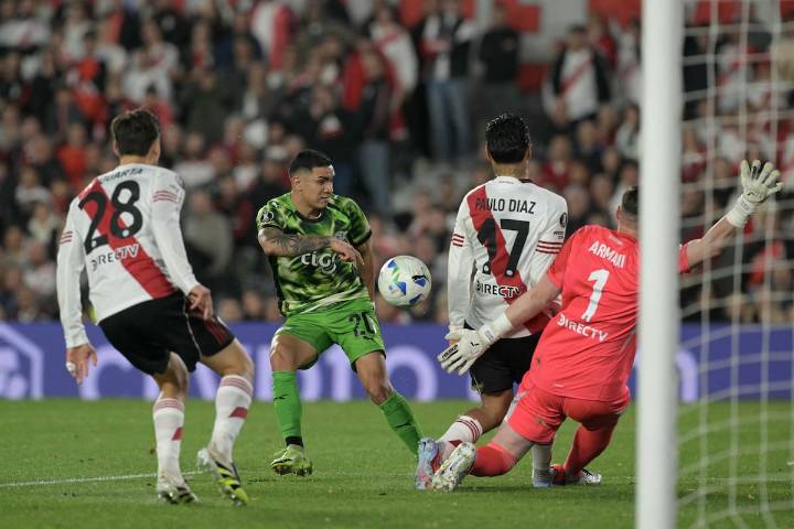 ¿Uno menos para Nico Córdova? Paulo Díaz sale lesionado en partido de River Plate por Copa Libertadores