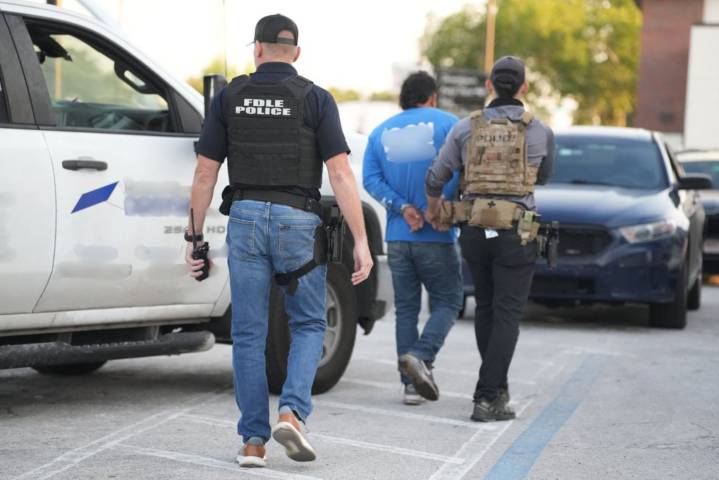Jueza federal de EE. UU. bloquea deportaciones rápidas de migrantes indocumentados