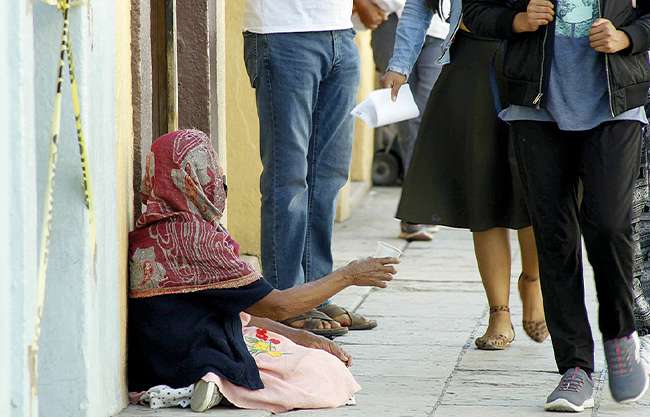 Queda a deber política social; disminuye pobreza, persisten carencias