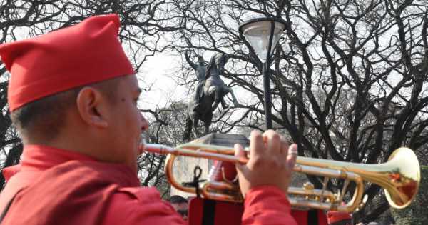 Gran desfile en Bº Mosconi para homenajear al General José de San Martín hoy