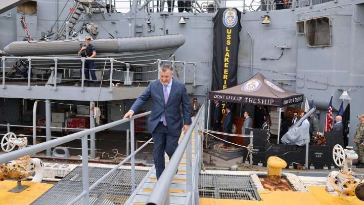 Senador republicano Ted Cruz visita en Panamá el poderoso barco estadounidense USS Lake Erie que cruzará al Caribe en medio del despliegue militar de EE. UU.