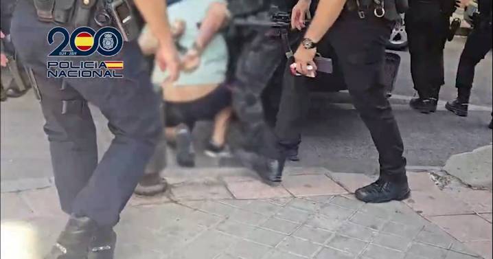 Una disputa familiar ha concluido con dos atrincherados con rehenes y tres heridos a cuchilladas