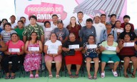 Atenea Gómez Ricalde entrega láminas a familias de Isla Mujeres para reforzar sus viviendas ante la temporada de huracanes