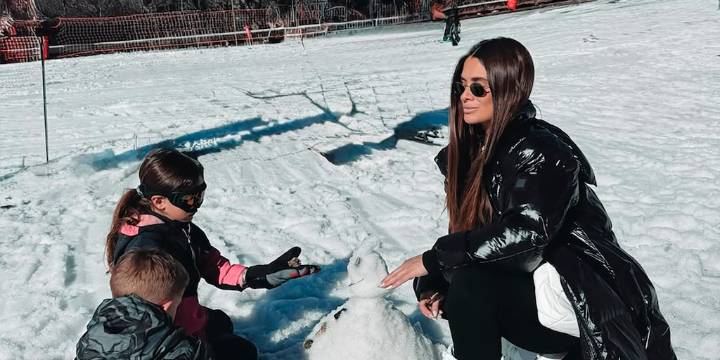 Cami Homs llevó a sus hijos a conocer la nieve: “Terminé con las manos congeladas”
