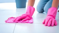 Mezcla mágica sencilla de preparar para limpiar el piso de la casa y dejarlo reluciente