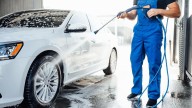 Adiós a lavar el coche de día: una explica por qué no deberías hacerlo así