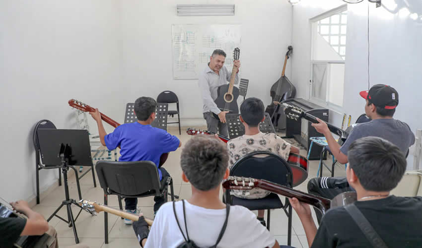 Aprende Arte, Música, Idiomas y más en los Talleres Gratuitos de la Casa del Adolescente