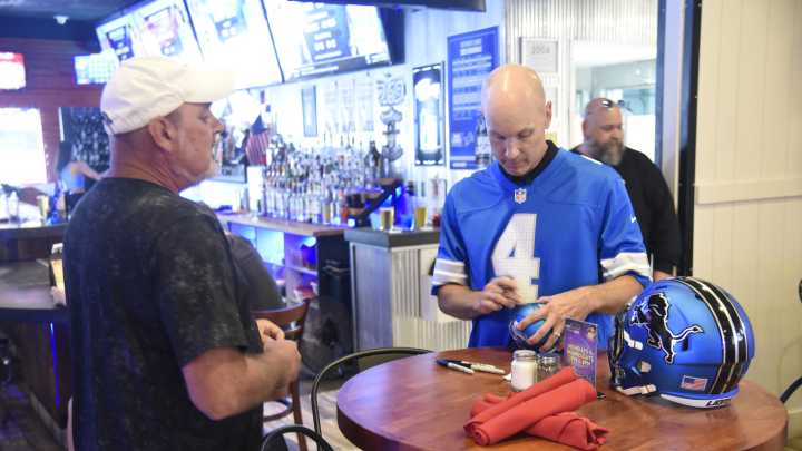 Lions great meets with fans in Battle Creek, talks about Super Bowl hopes