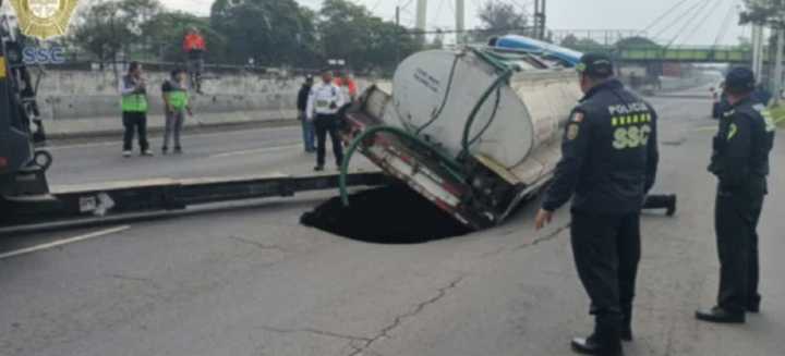 Enorme socavón en la Calzada Zaragoza provoca caos vial (Video)