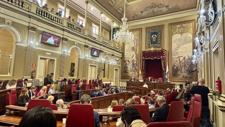 Luz verde a la tramitación para declarar el salón de plenos del Parlamento canario como monumento a la Memoria