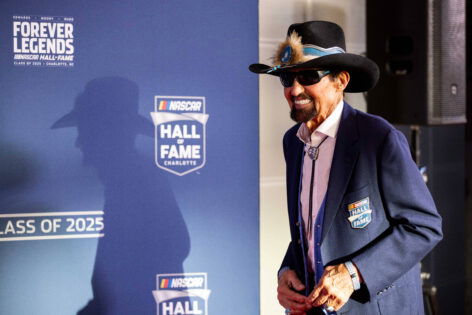Fans Left Gasping for Air as Richard Petty Gets ‘Arrested’ in Hilarious Bid Richard Petty’s playful “arrest” after being pulled over fuels fan reactions blending NASCAR history and moonshine culture. 