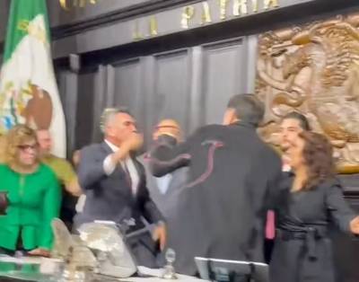 'Alito' Moreno y Noroña se agarran a golpes en la tribuna del Senado