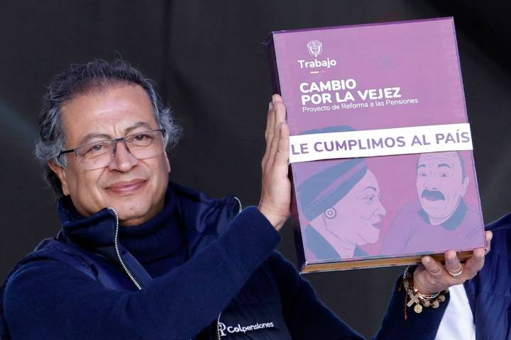 ¿Traba en la Reforma Pensional? Petro señala “intereses ocultos” que impiden su firma en 2025