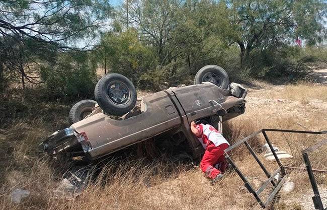 Sufren volcadura jóvenes en Acuña