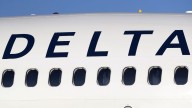 Ala de avión de Delta golpea aeronave vacía al retroceder desde la puerta en Atlanta