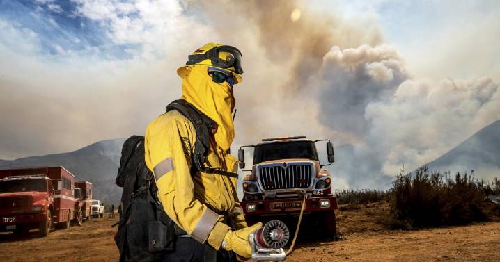 Enorme incendio en el centro de California deja 3 heridos y amenaza viviendas