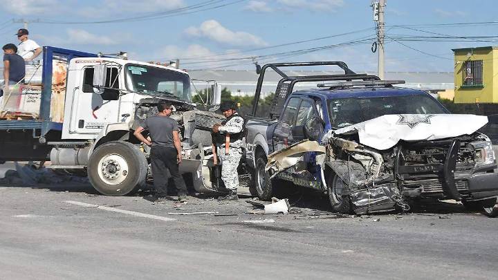 Choque entre camión de carga y patrulla deja policías lesionados y bloquea la Panamericana Celaya